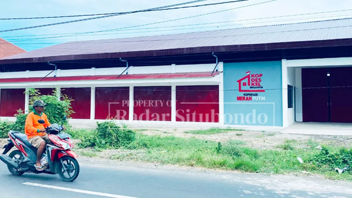 BANYAK KENDALA: Seorang pengendara motor melintas di depan bangunan Koperasi Desa/Kelurahan Merah Putih (Kopdes/Kelurahan Merah Putih) di Desa Mangaran, belum lama ini. (Ahmad Rifa