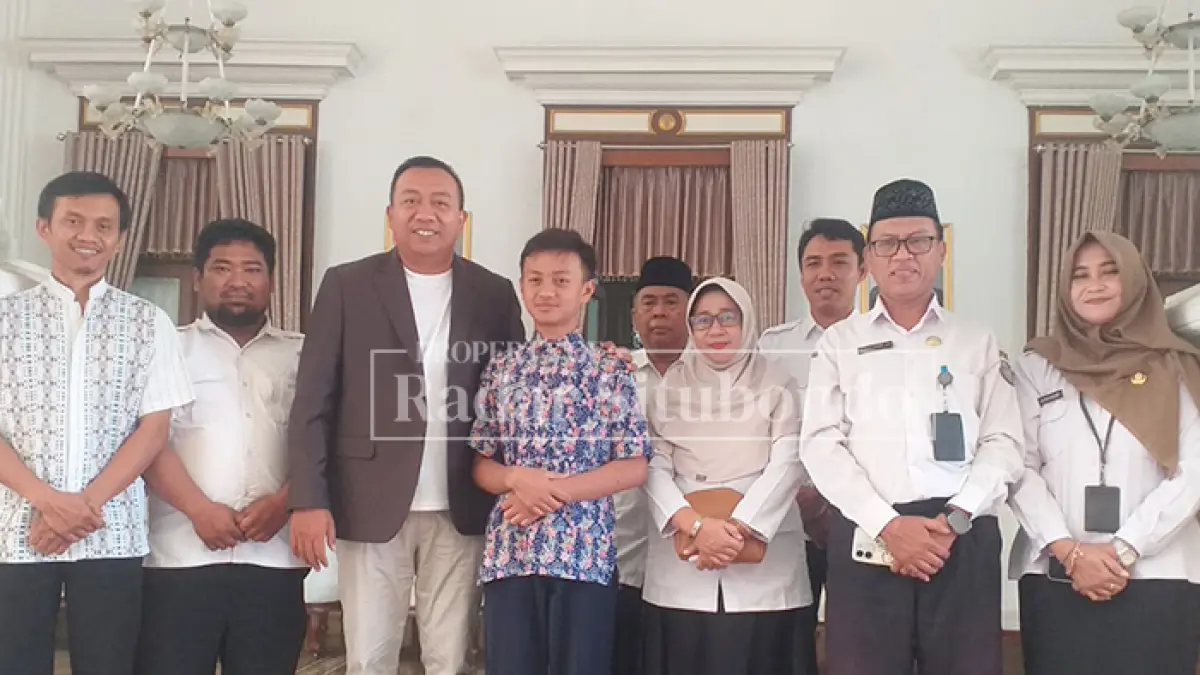 ABADIKAN MOMEN: Wildan Prawira Rifandy, siswa SMPN 1 Situbondo, diapit Plt. Kepala SMPN 1 Situbondo, Evy Retno Wulandari (lima dari kiri) dan Bupati Situbondo Yusuf Rio Wahyu Prayogo, di pendapa rakyat kabupaten situbondo, Rabu (19/8). (HUMAIDI/JPRS)

