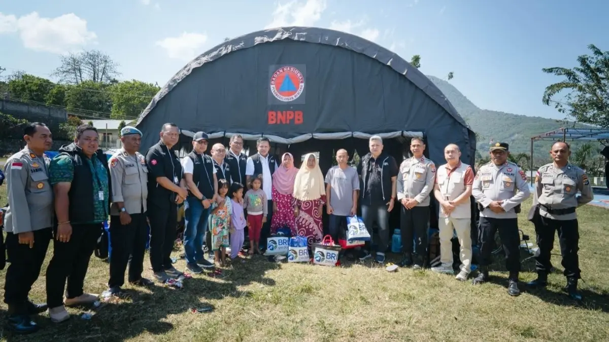 Direksi BRI tinjau posko logistik bagi warga terdampak gempa di NTT. (BRI)