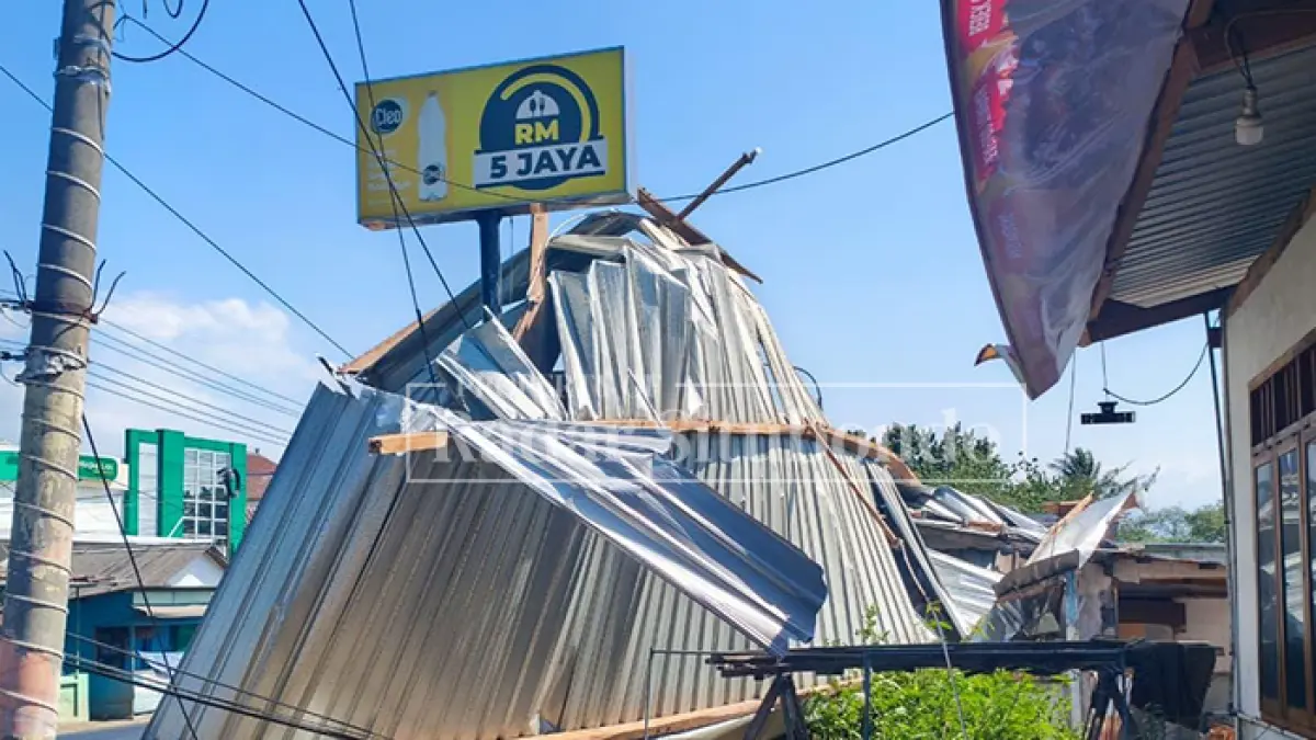 BENCANA ALAM: Anggota BPBD Situbondo meninjau rumah makan rusak di pinggir pantai Desa Bungatan, Kecamatan Bungatan, Kamis (20/8). (HUMAIDI/JPRS)
