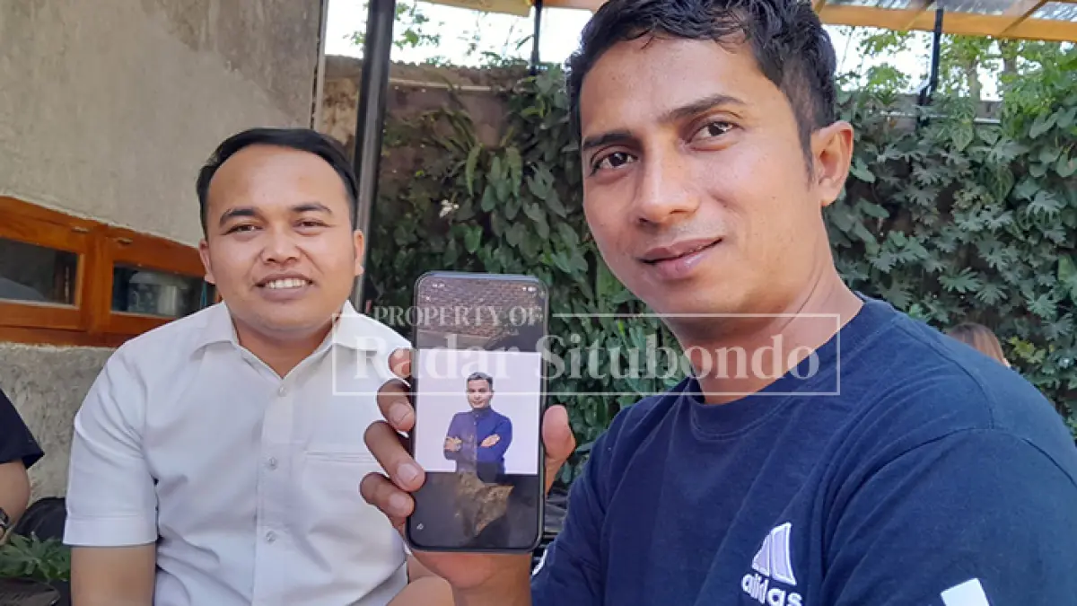 CARI KEADILAN: Moh. Taufik menunjukkan foto terduga pelaku saat melapor ke Mapolres Situbondo, Kamis (20/8). (HUMAIDI/JPRS)
