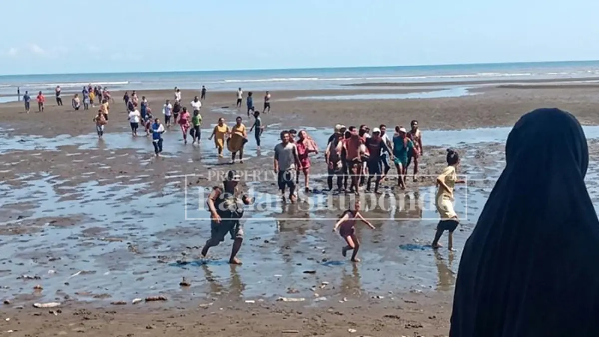 LAKA LAUT: Sejumlah warga mengevakuasi Jenazah Muhammad Riki Baktiyan, 11, warga Desa/Kecamatan Besuki, yang terseret ombak di Pantai Cemara, Desa Demung Kecamatan Besuki, Kamis (20/8) sekitar pukul 9.00. (HUMAIDI/JPRS)