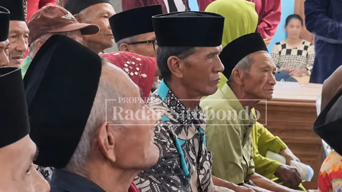 TERANCAM DINONAKTIFKAN: Sejumlah penerima Program Keluarga Harapan (PKH) menerima bantuan di Dinas Sosial, beberapa waktu lalu. (Ahmad Rifa