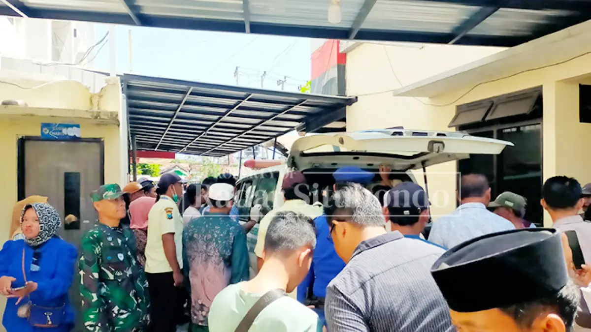 BERDUKA: Ratusan warga melihat jenazah korban di rumah duka di Desa/Kecamatan Besuki, Kamis lalu (20/8). (HUMAIDI/JPRS)
