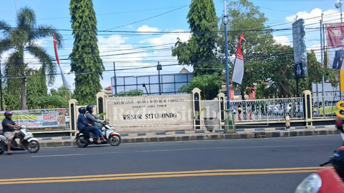 KANTOR PENEGAK HUKUM: Gerbang masuk Markas Kepolisian Resor (Polres) Situbondo di Jalan PB Sudirman, Kelurahan Patokan, Kecamatan Situbondo, Jumat (21/8). (Ahmad Rifa
