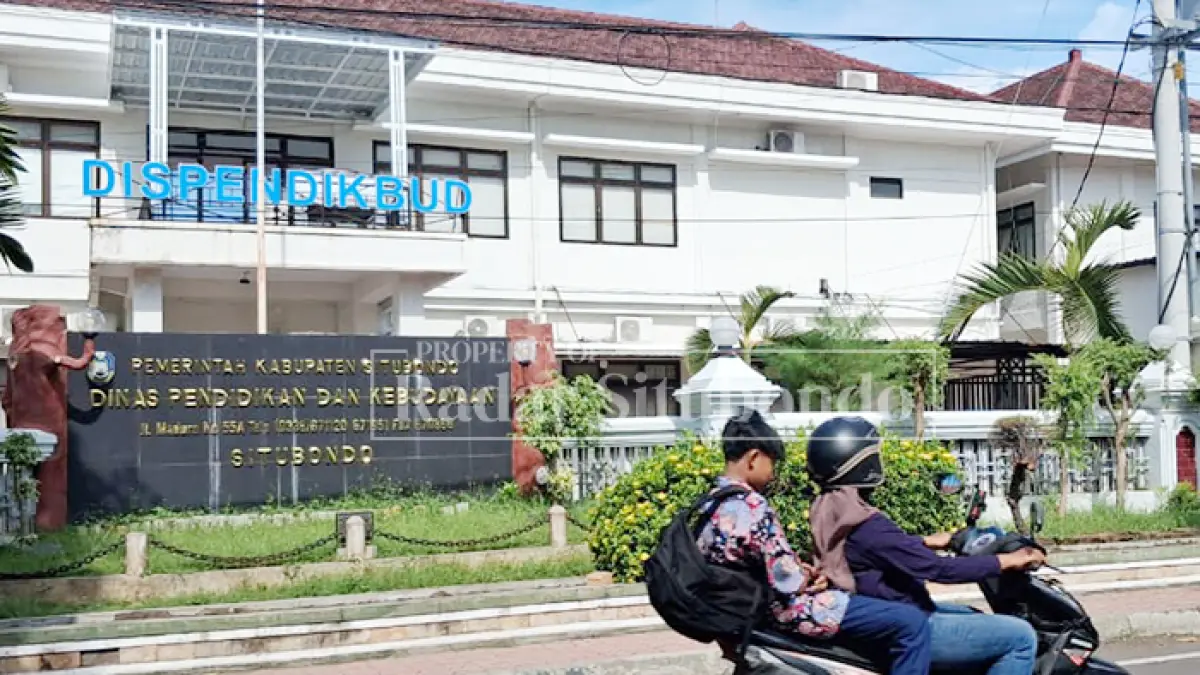 LANTAI DUA: Sejumlah pengendara sepeda motor melintas di depan Kantor Dinas Pendidikan dan Kebudayaan (Dispendikbud) Situbondo, Jalan Madura, Desa Mimbaan, Kecamatan Panji, Situbondo, Kamis (20/8). (Ahmad Rifa