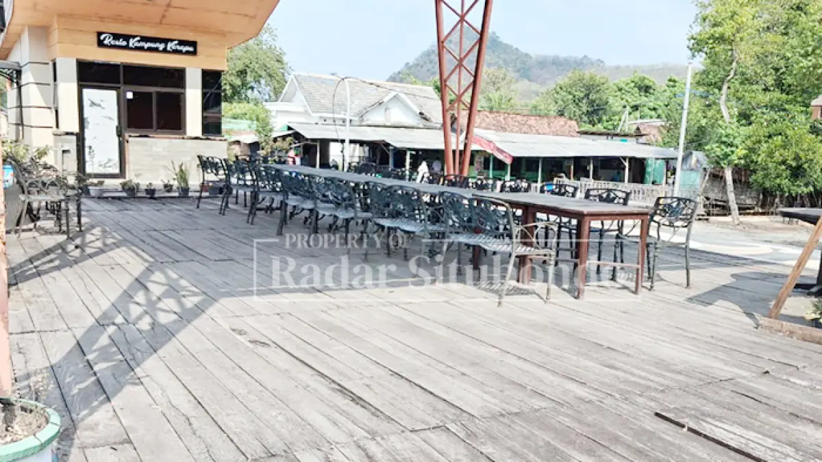 TAK BEROPERASI: Salah satu warung di kawasan Wisata Kampung Kerapu, Dusun Gundil, Desa Klatakan, Kecamatan Kendit, tutup akibat sepinya pengunjung, Minggu (16/8). (Ahmad Rifa