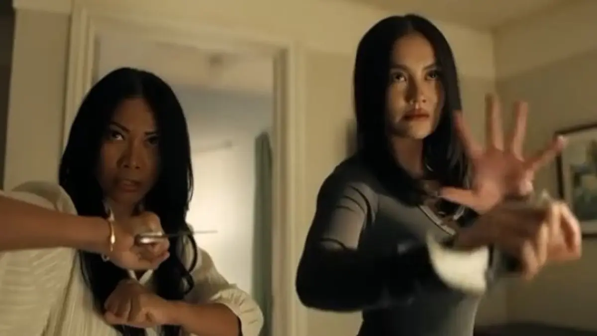 TANGKAPAN LAYAR : Agnez Mo pamer keahlian kerambit di reacher season 4, senjata tradisional indonesia jadi sorotan.(youtube:@PrimeVideo)