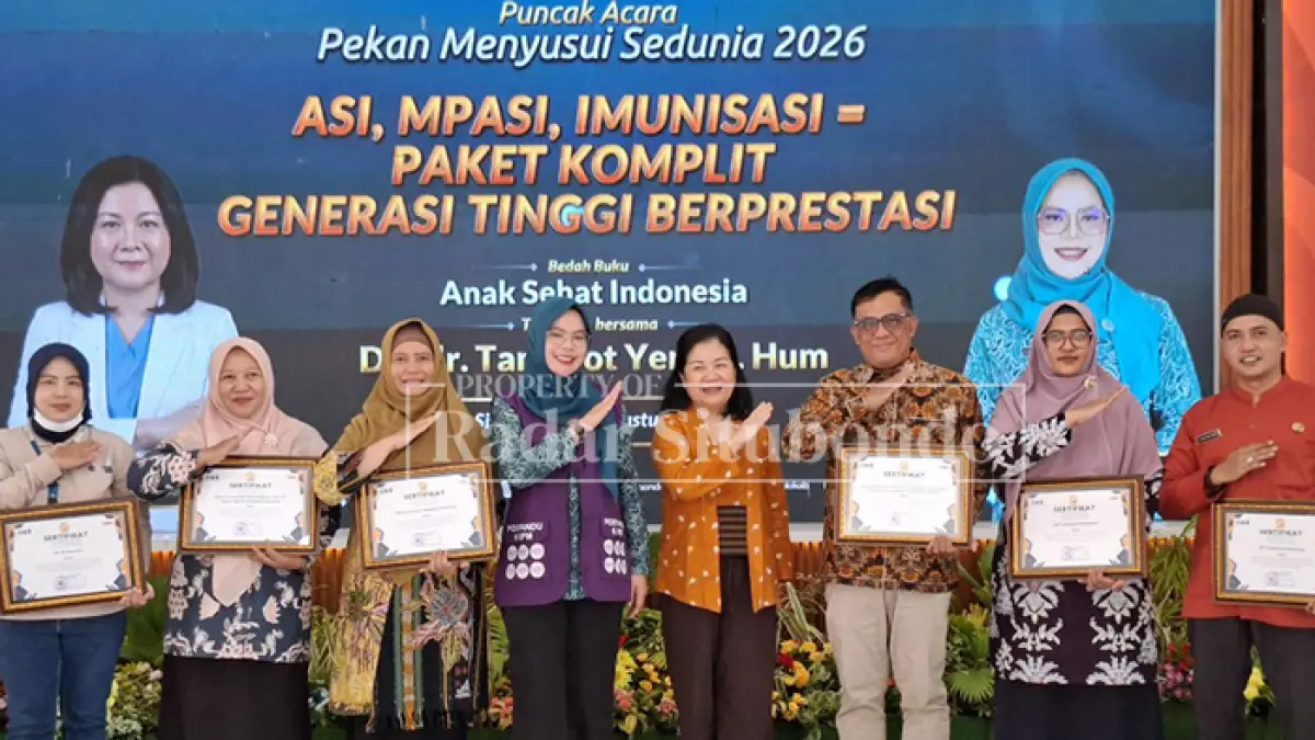 ABADIKAN MOMEN: Tim medis IHC Rumah Sakit (RS) Elizabeth Situbondo bersama ketua TP PKK Situbondo, Husna Laili, belum lama ini. (HUMAIDI/JPRS)
