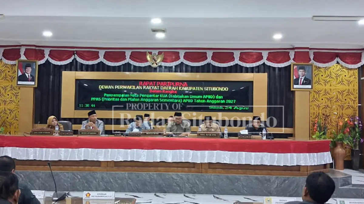FOKUS PEMBAHASAN: Ketua DPRD Situbondo Mahbub Junaidi (dua dari kiri), didampingi wakil ketua DPRD dan Bupati Situbondo Yusuf Rio Wahyu Prayogo mengikuti rapat paripurna, Senin (24/8). (Ahmad Rifa