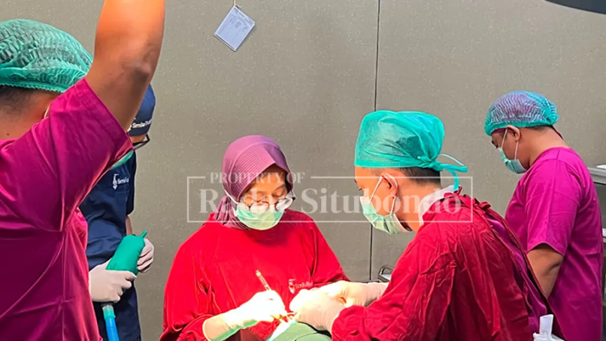MENJALANKAN PROGRAM: Sejumlah dokter spesialis melakukan operasi terhadap anak dengan bibir sumbing di RS Mitra Sehat Situbondo, Minggu (23/8). (Ahmad Rifa