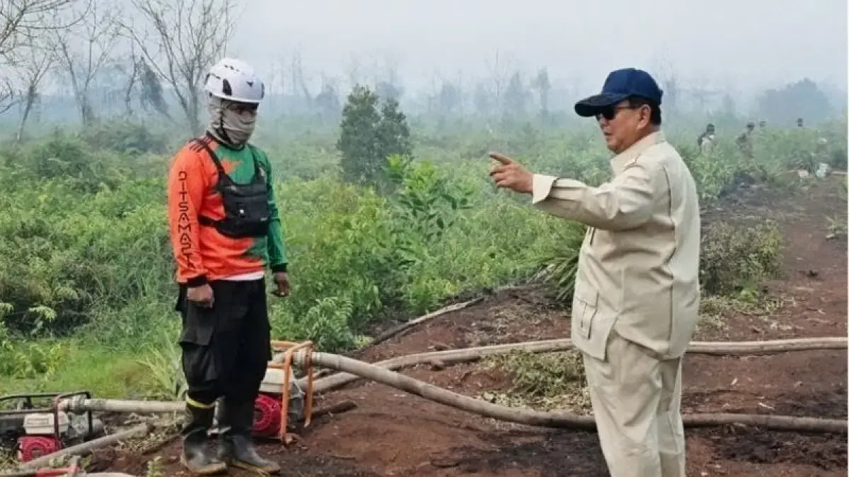 Presiden Prabowo Subianto mengunjungi salah satu lokasi terdampak kebakaran di Desa Limbung, Kabupaten Kubu Raya, Kalimantan Barat, Sabtu (22/8). (ANTARA)