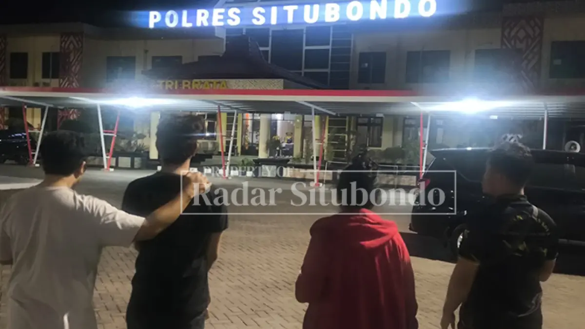 TAK BERKUTIK:  TH, 49, warga Desa Kilensari, Kecamatan Panarukan (dua dari kiri) dan Tor, 62, seorang ibu rumah tangga warga Desa Besuki, Kecamatan Besuki, dikeler ke sel Mapolres Situbondo, Minggu malam (23/8). (HUMAIDI/JPRS)
