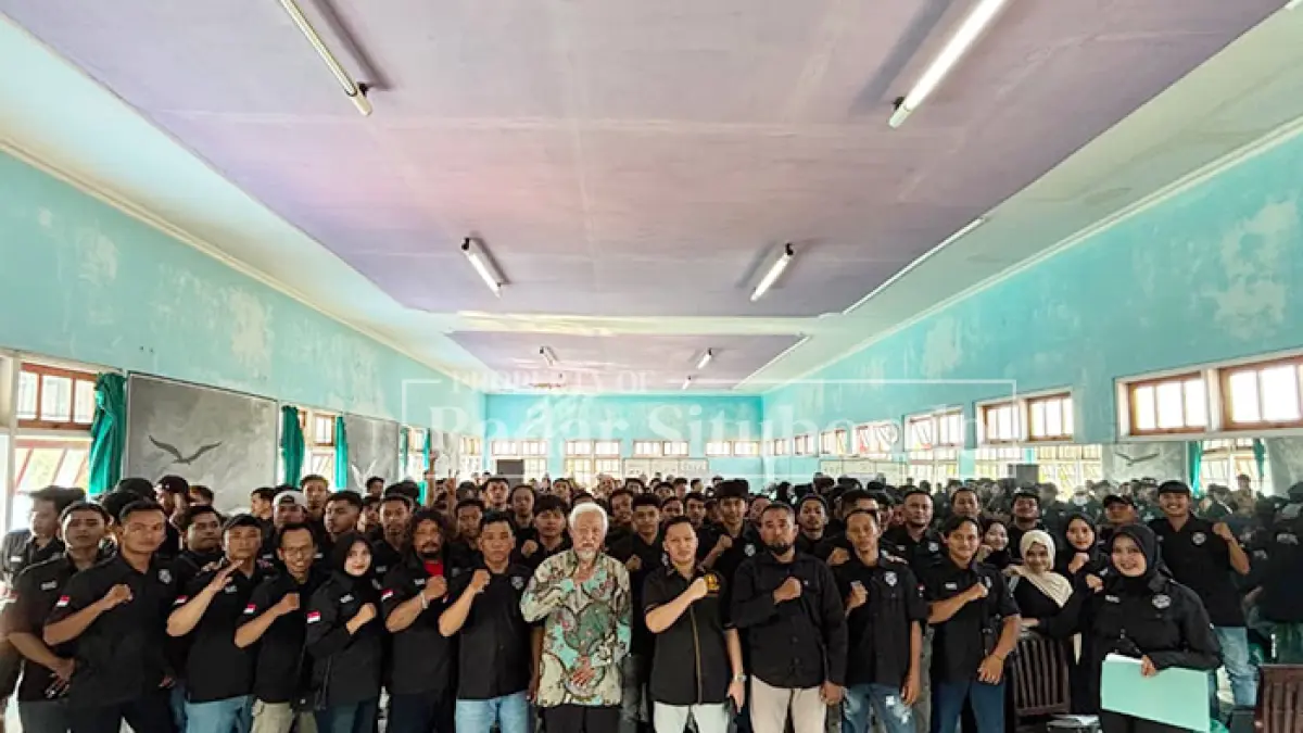 ABDIKAN MOMEN: Prof. Moh. Saleh, S.E., M.Sc. (kiri), Guru Besar Universitas Jember sekaligus pembina Semut Ireng Center, didampingi Ketua Umum Semut Ireng Center, Prio Kurniawan (tengah), seusai deklarasi di Aula Balai Pusdiklat (BP) Sudirman, Karangasem, Selasa (25/8).
