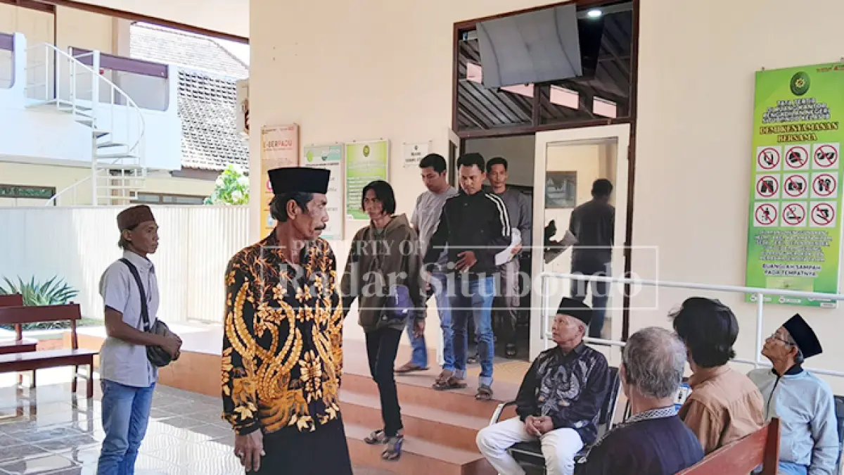 IKUT SIDANG: Belasan warga Dusun Karangmalang Utara, Desa Kalianget, Kecamatan Banyuglugur, berkumpul di ruang tunggu sidang Pengadilan Negeri (PN) Situbondo, Rabu (26/8).