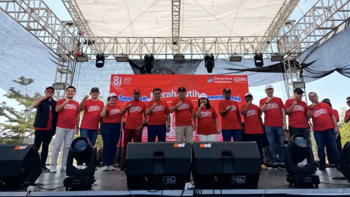 Suasana Semarak Merah Putih Kemerdekaan yang digelar BRI bersama Pemerintah Provinsi Maluku Utara di Desa BRILiaN Balbar, Sofifi, Sabtu (22/8). Kegiatan menghadirkan bazar UMKM, layanan sosial, dan berbagai aktivitas masyarakat. (BRI)