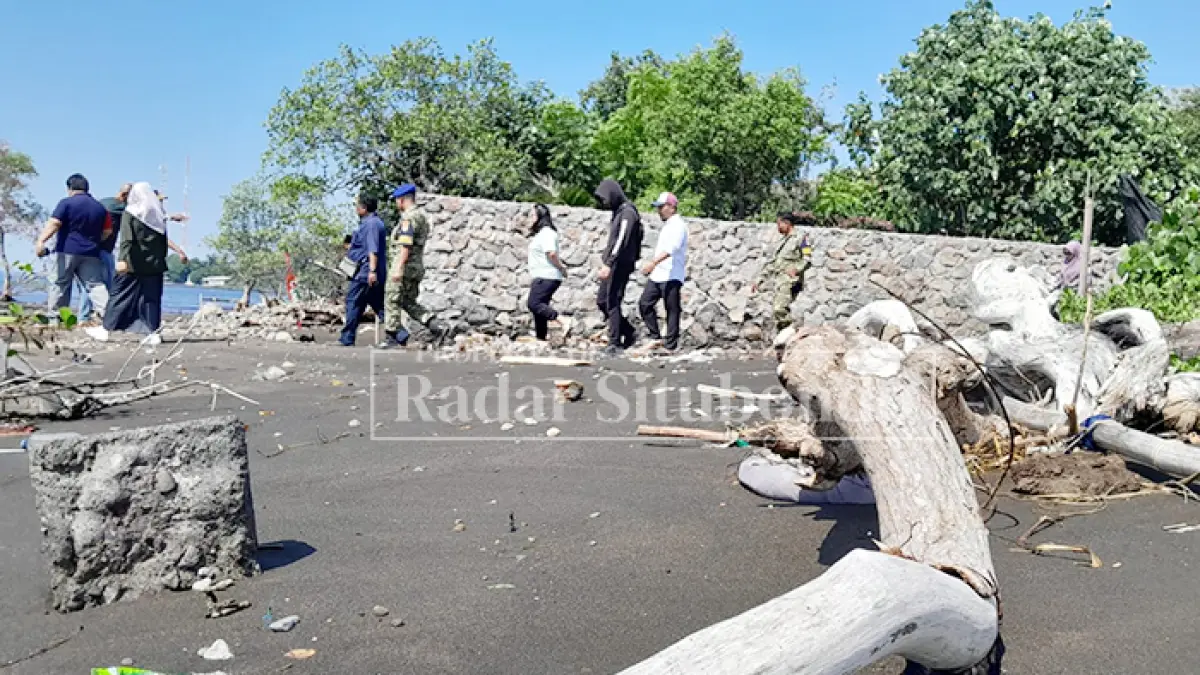 BIKIN RESAH: Anggota DPRD meninjau lokasi pembangunan hotel bintang empat di kawasan Pesisir, Dusun Pecaron, Desa Klatakan, Kecamatan Kendit, dua bulan lalu (15/6). (HUMAIDI/JPRS)
