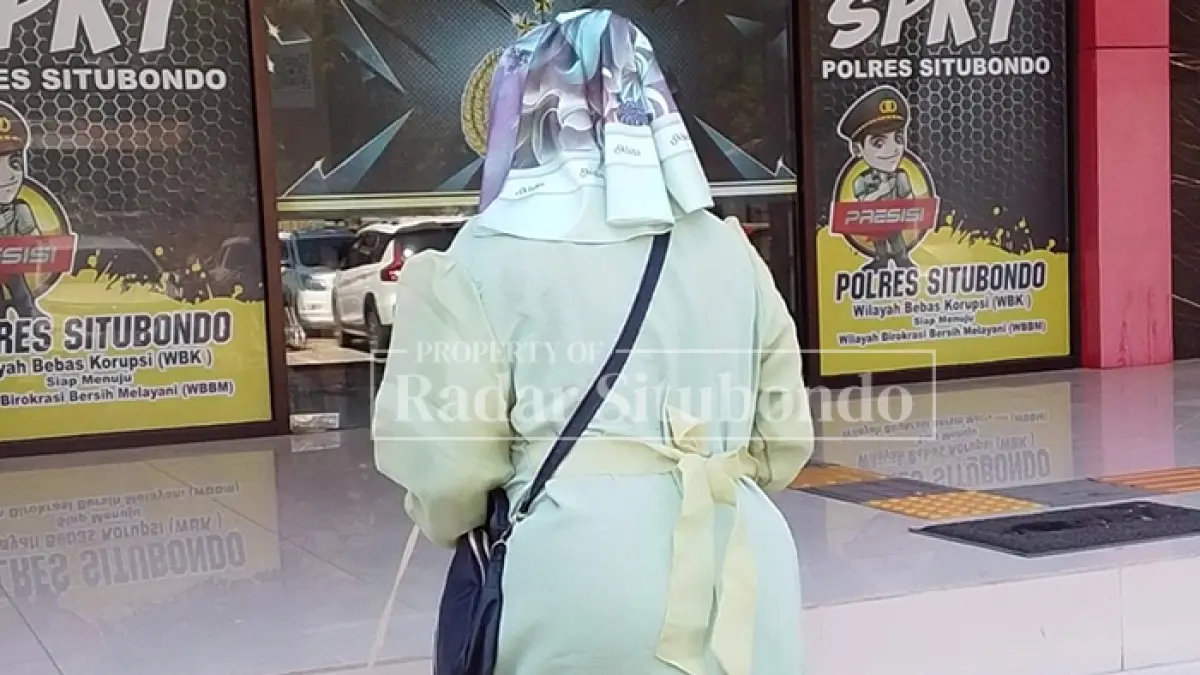 CARI KEADILAN: Zulfa Mazidah, 40, warga Desa Seletreng, Kecamatan Kapongan, melapor di Mapolres Situbondo, Rabu lalu (26/8). (HUMAIDI/JPRS)
