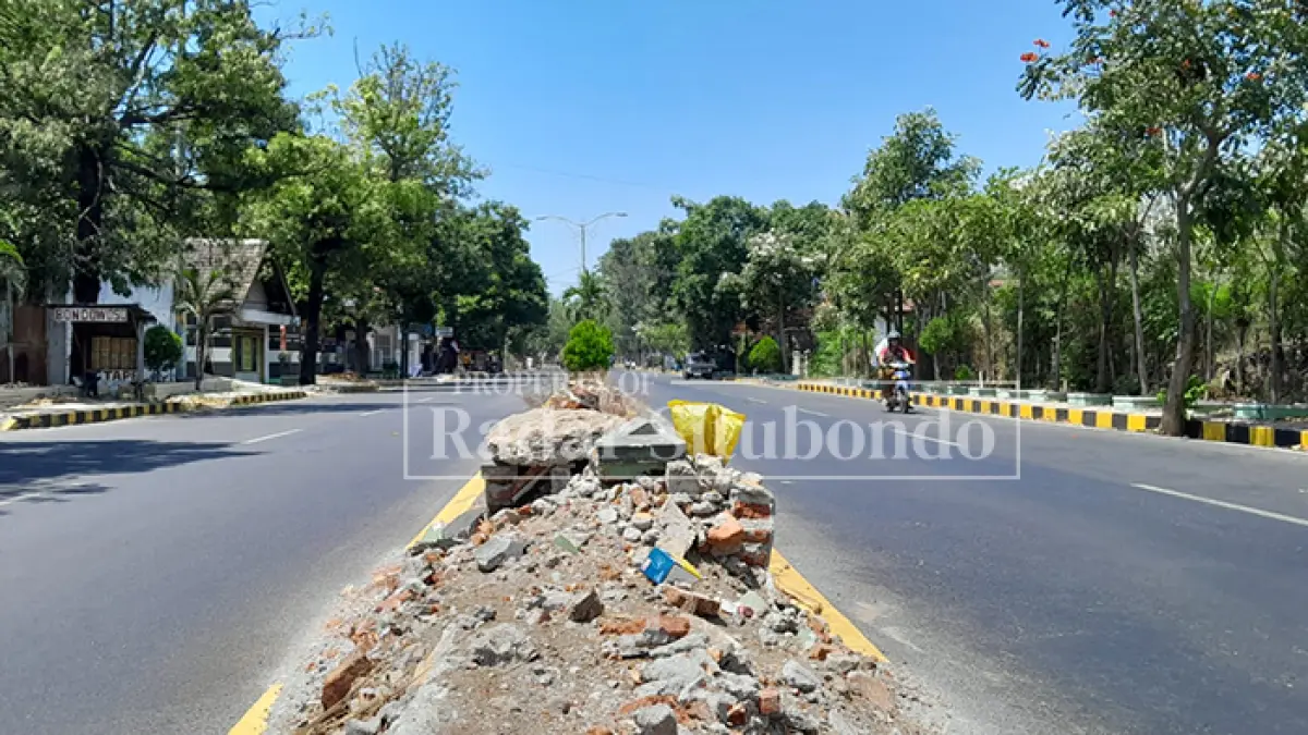 DITEROBOS KENDARAAN: Pembatas jalan double way di Jalan PB Sudirman, Lingkungan Karangasem, Kelurahan Patokan, Kecamatan/Kota Situbondo rusak parah, Kamis (27/8). (HUMAIDI/JPRS)
