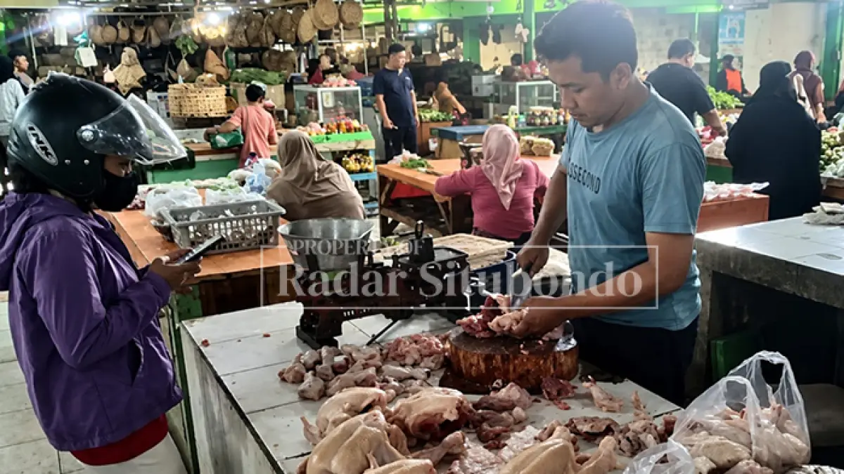 MULAI NAIK: Pedagang daging ayam potong melayani pembeli di Pasar Tradisional Mimbaan Baru, Kecamatan Panji, Kamis (27/8). (Ahmad Rifa