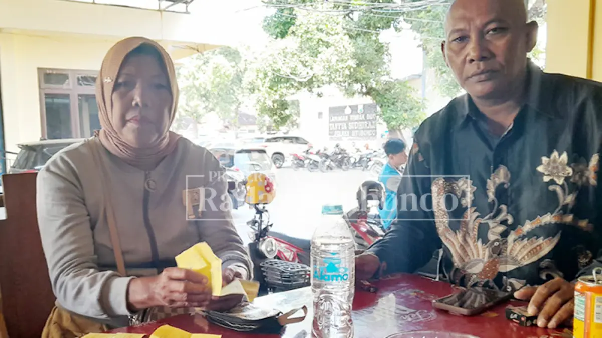 CARI KEADILAN: Hatilah, 50, warga Dusun Klontong, Desa Kalianget, Kecamatan Banyuglugur, membeberkan bukti surat perhiasan di Mapolres Situbondo, Jumat (28/8). (HUMAIDI/JPRS)
