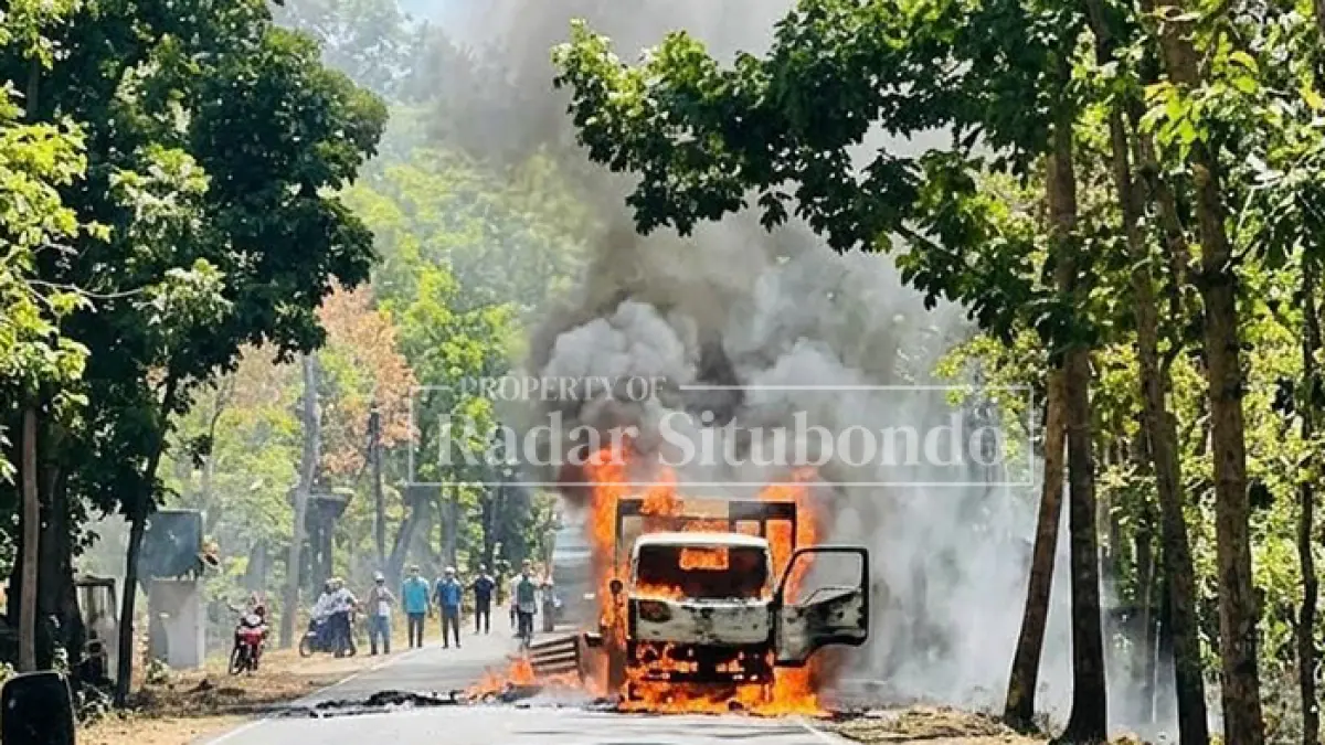 KEBAKARAN: Tim pemadam kebakaran Manggala Agni TN Baluran menjinakkan kobaran api yang melahap kendaraan di Jalan Pantura Baluran, Kecamatan Banyuputih, Jumat (28/8). (HUMAIDI/JPRS)
