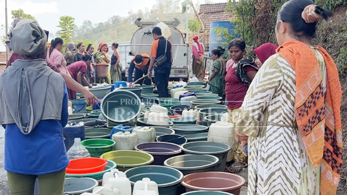 MINIM ANGGARAN: Sejumlah warga menyiapkan ember untuk menampung air bersih yang didistribusikan pemerintah melalui Badan Penanggulangan Bencana Daerah (BPBD) Situbondo di Desa Gunung Putri, Kecamatan Suboh, belum lama ini. (Ahmad Rifa