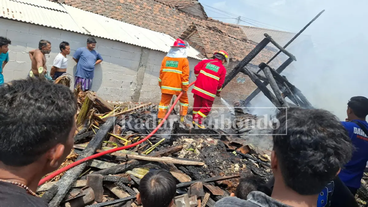 RATA TANAH: Petugas Pemadam Kebakaran (Damkar) Situbondo melakukan pembasahan pasca pemadaman api di rumah warga yang terbakar di Dusun Secangan Barat, Desa Kalisari, Kecamatan Banyuglugur, Jumat (28/8). (Ahmad Rifa