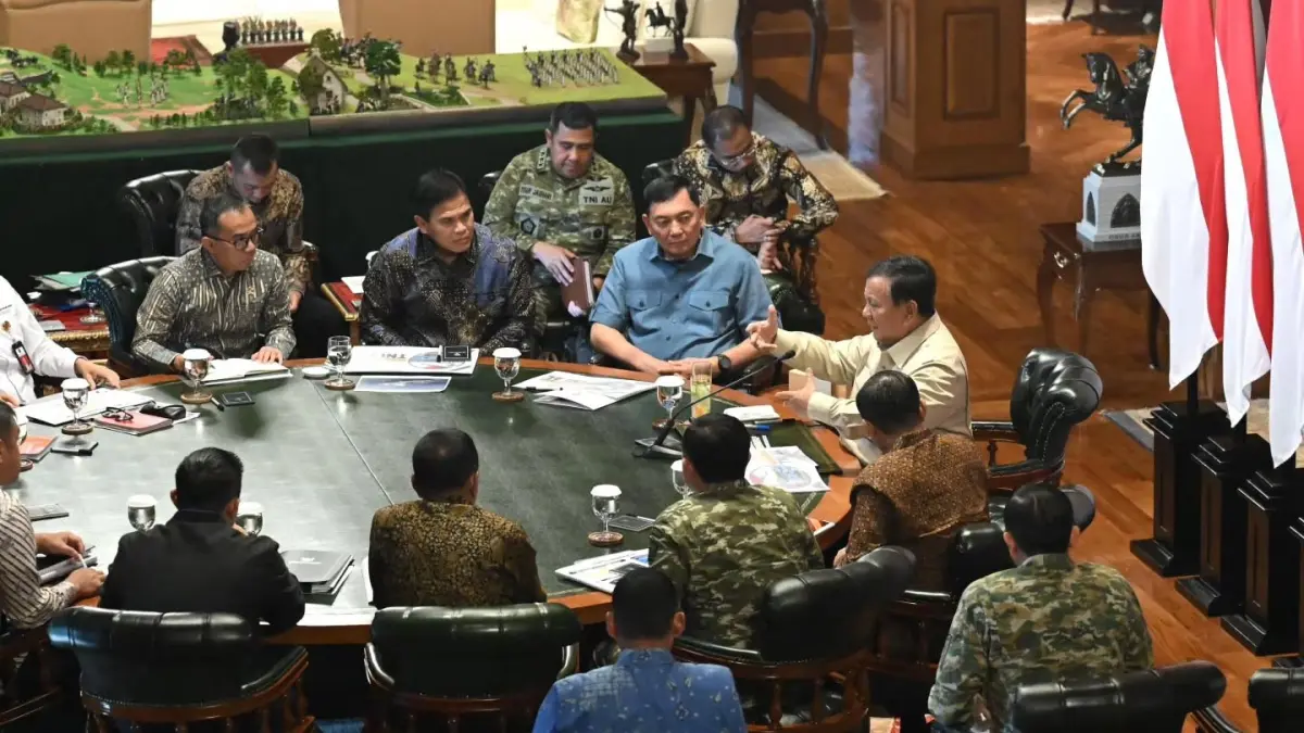 Presiden Prabowo Subianto menggelar rapat terbatas bersama jajaran pimpinan TNI di Hambalang, Sabtu (29/8. (Instagram/sekretariat.kabinet)