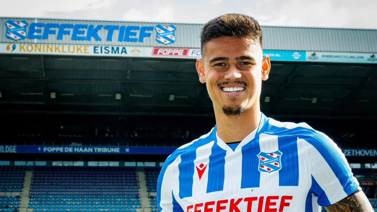 Mees Hilgers resmi berseragam sc Heerenveen. (Instagram/scheerenveenofficial)