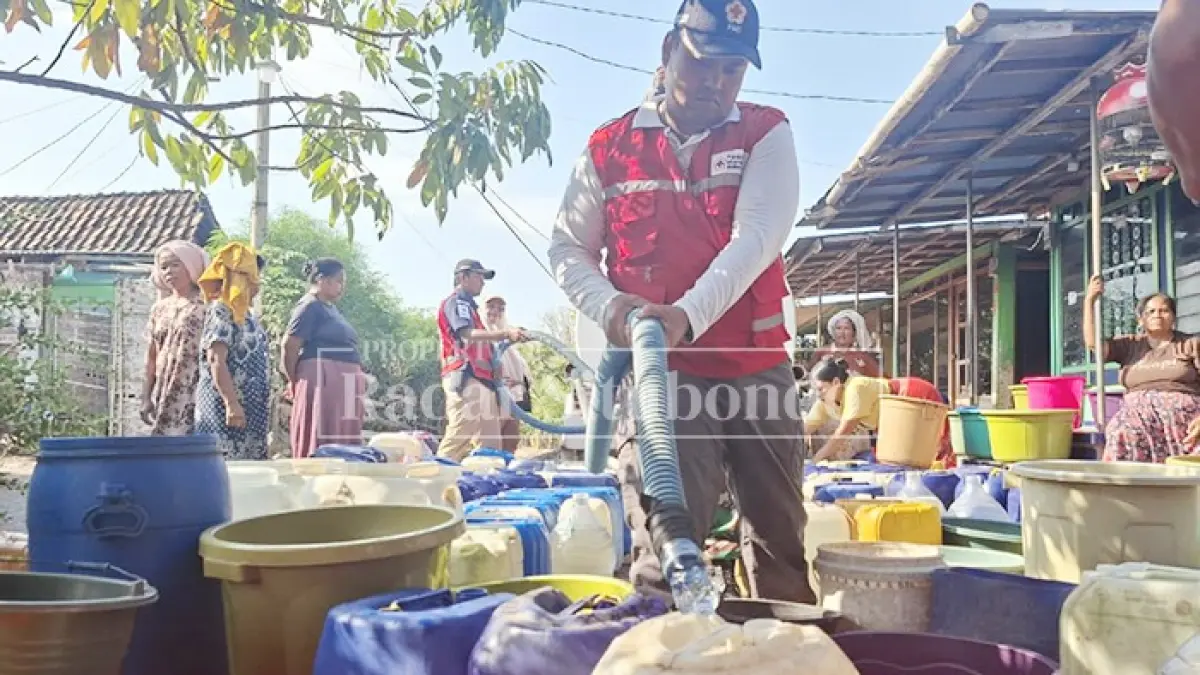ANTRE: Sejumlah warga menaruh ember dan jeriken untuk diisi air bersih di Dusun Sokaan Barat, Desa Gunung Putri, Kecamatan Suboh, Selasa (1/9). (Ahmad Rifa