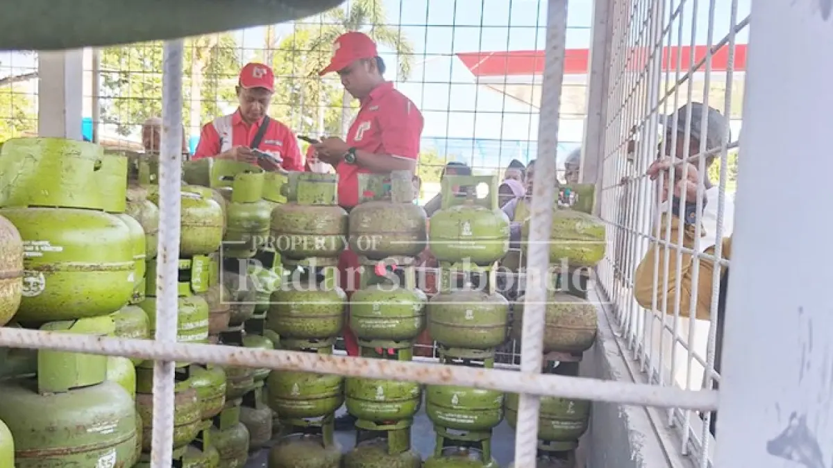 ANTRE: Sejumlah warga mengantre dan menunggu di depan pangkalan gas elpiji di Kecamatan Kapongan untuk mendapatkan gas elpiji yang sulit diperoleh, Rabu (2/9). (Ahmad Rifa