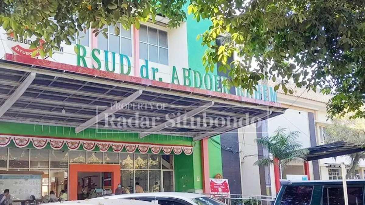 HARI AKTIF: Sejumlah mobil pengunjung berjejer di halaman RSUD dr. Abdoer Rahem, Situbondo, Senin (31/8). (HUMAIDI/JPRS)