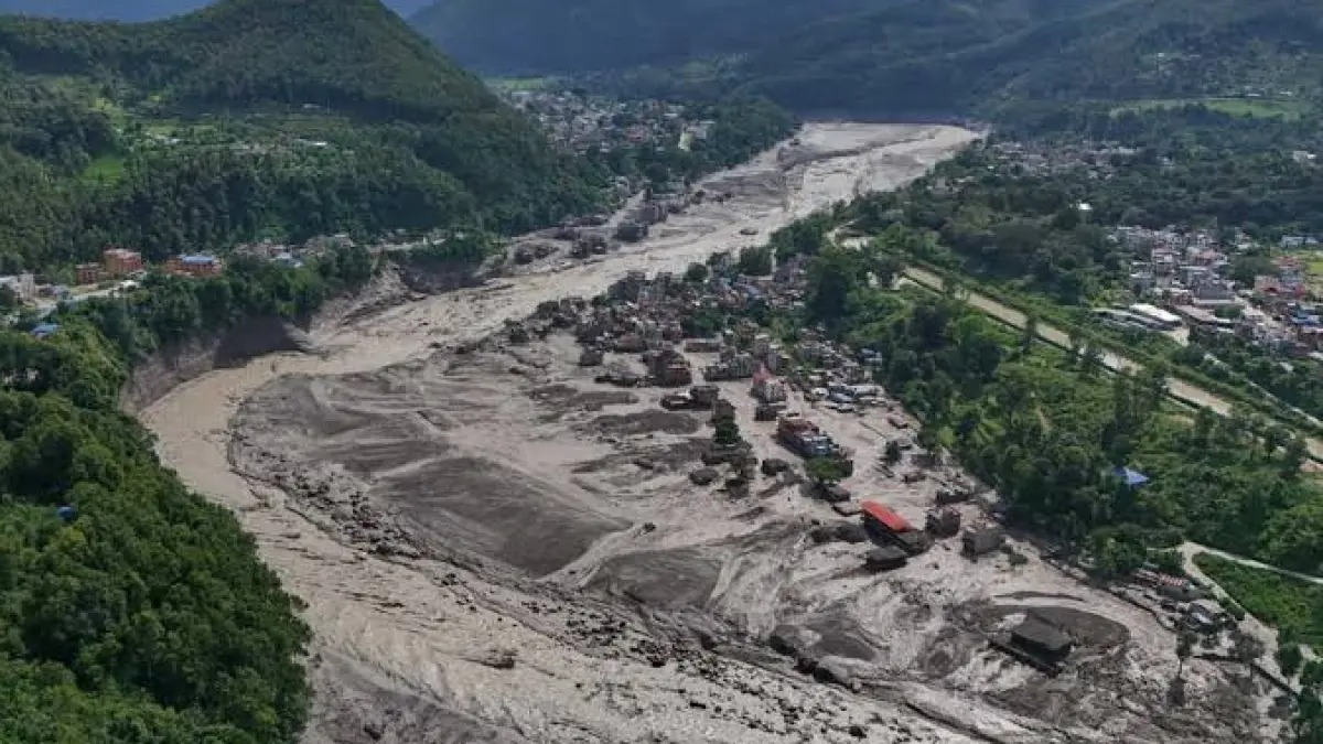 Kondisi Sungai Trishuli yang meluap dan dipenuhi puing-puing setelah banjir bandang di distrik Nuwakot, Nepal, pada hari Rabu. (Niranjan Shrestha/AP)