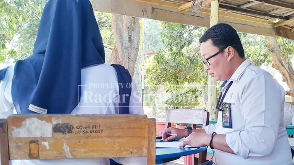 PINDAH TUGAS: Wakil Ketua Pengadilan Negeri (PN) Situbondo, Haries Suharman Lubis, S.H,M.H, menandatangani penyerahan rumah dinas di lingkungan PN Situbondo, Senin (31/8). (HUMAIDI/JPRS)