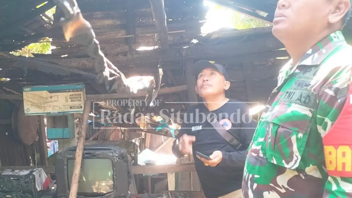 TINJAU KEBAKARAN: Anggota BPBD Situbondo meninjau rumah terbakar, milik Samina, 77, warga Desa Kalisari, Kecamatan Banyuglugur, Rabu (2/9).