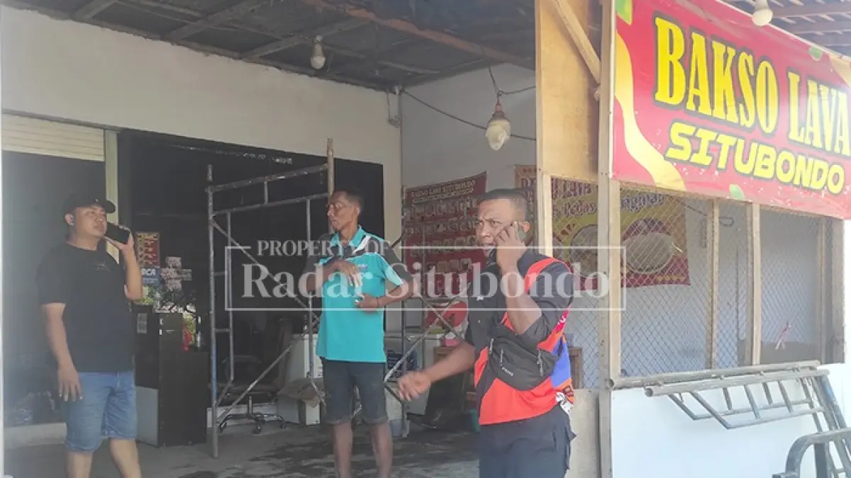 KAJI CEPAT: Anggota BPBD Situbondo meninjau warung bakso terbakar, di Kelurahan Mimbaan, Kecamatan Panji, Kamis (3/9). (HUMAIDI/JPRS)
