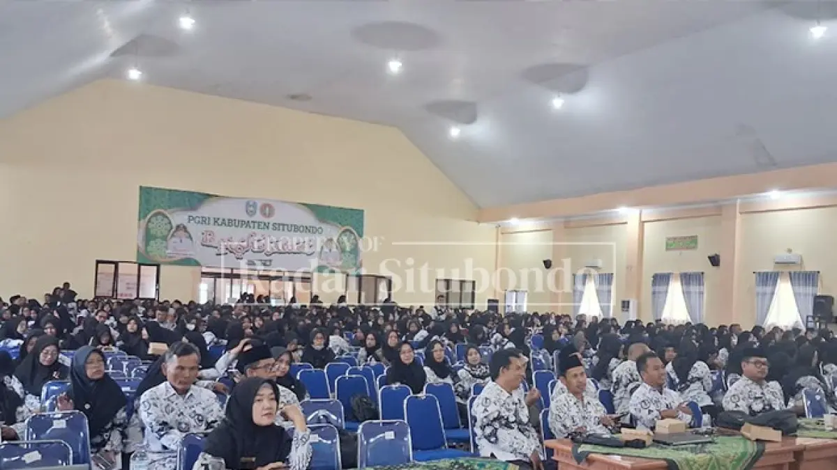 KURANG BANYAK: Sejumlah guru di Situbondo mengikuti kegiatan di Gedung PGRI Situbondo, belum lama ini. (Ahmad Rifa