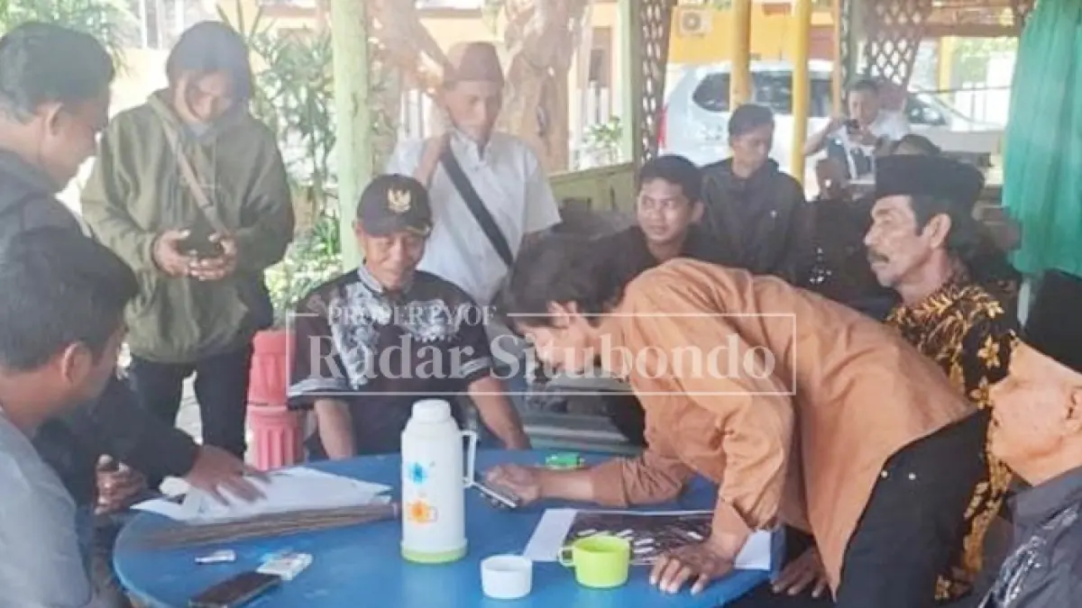 MEDIASI: Belasan warga Dusun Karangmalang Utara, Desa Kalianget, Kecamatan Banyuglugur usai mengikuti sidang di pengadilan negeri (PN) Situbondo, Kamis (3/9). (HUMAIDI/JPRS)
