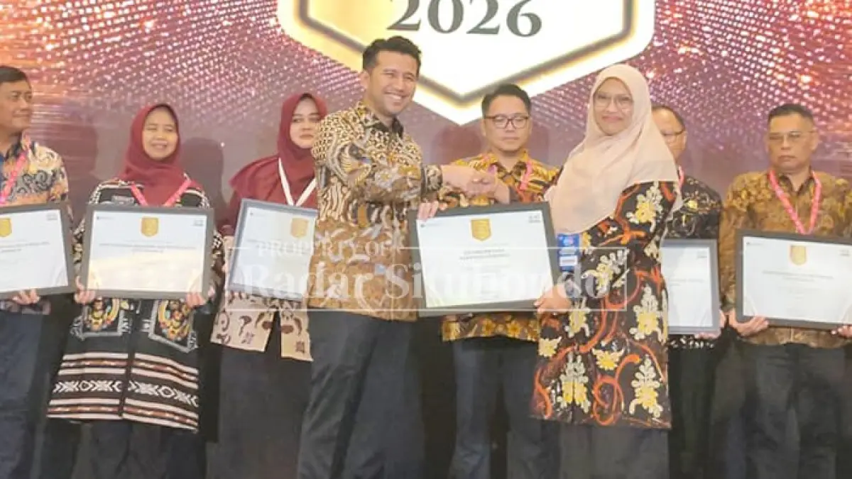 MEMBANGGAKAN: Camat Panji, Kiptiyah Rikawati menerima penghargaan Publik Service Award 2026 dari Wagub Jatim, Emil Dardak di Surabaya, Jumat (3/9).