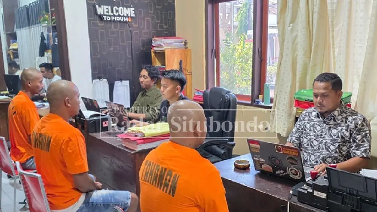 PLONTOS: Tiga tersangka dugaan penggelapan besi beton memakai baju tahanan berada di ruang penyidik Satreskrim Polres Situbondo, Kamis (3/9). (HUMAIDI/JPRS)
