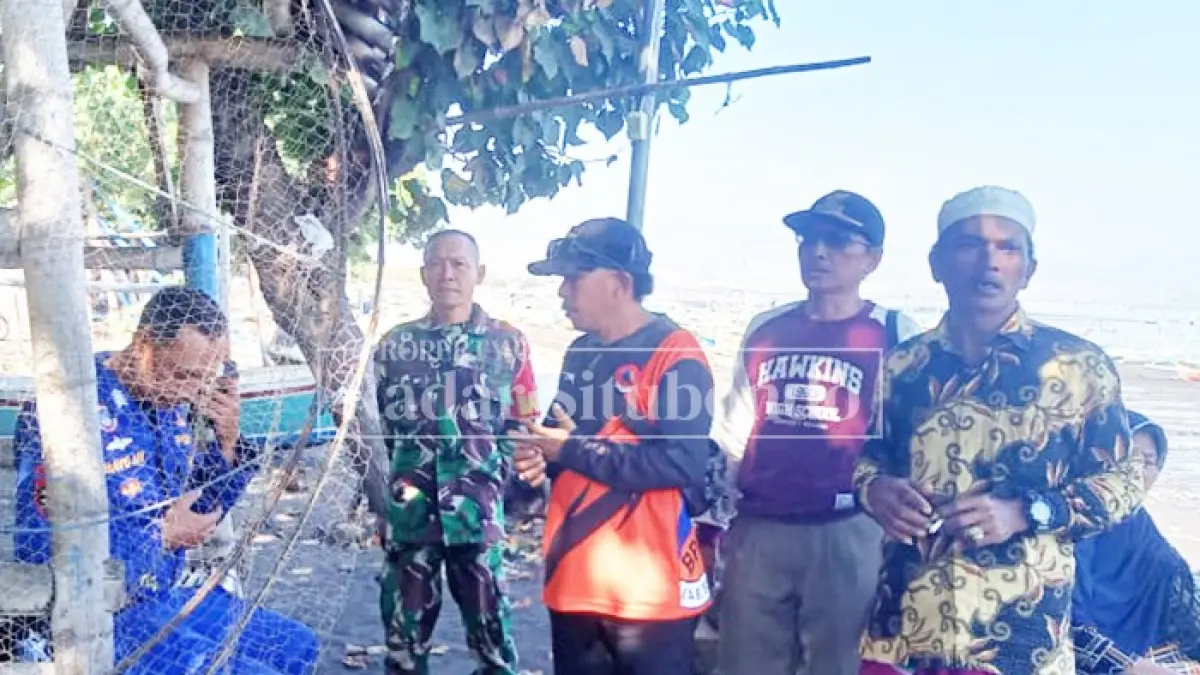 LAKUKAN PENCARIAN: Sejumlah petugas Satpolairud Polres Situbondo bersama BPBD mendatangi lokasi hilangnya dua nelayan di perairan Desa Demung, Kecamatan Besuki, Jumat (4/9). (Ahmad Rifa