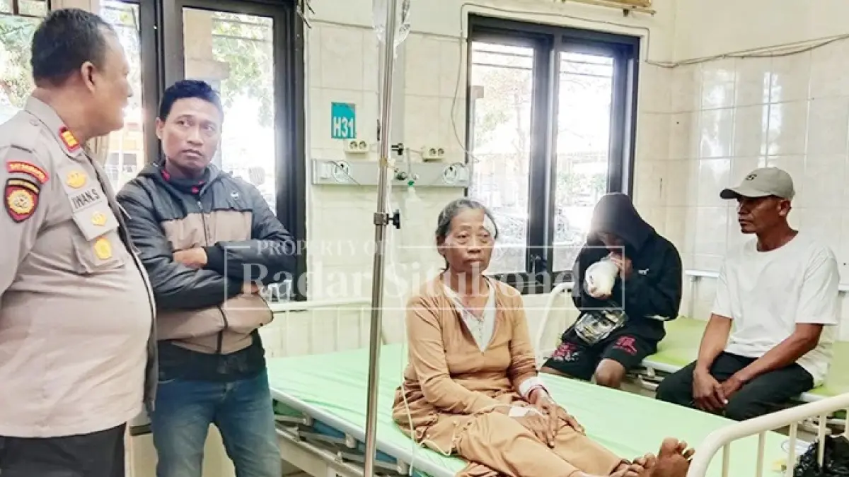 RAWAT INAP- Anggota Polsek Arjasa mengnjungi pasien terkena peluru senapan angin nyasar di RSUD Situbondo, Jumat (4/9). (HUMAIDI/JPRS)
