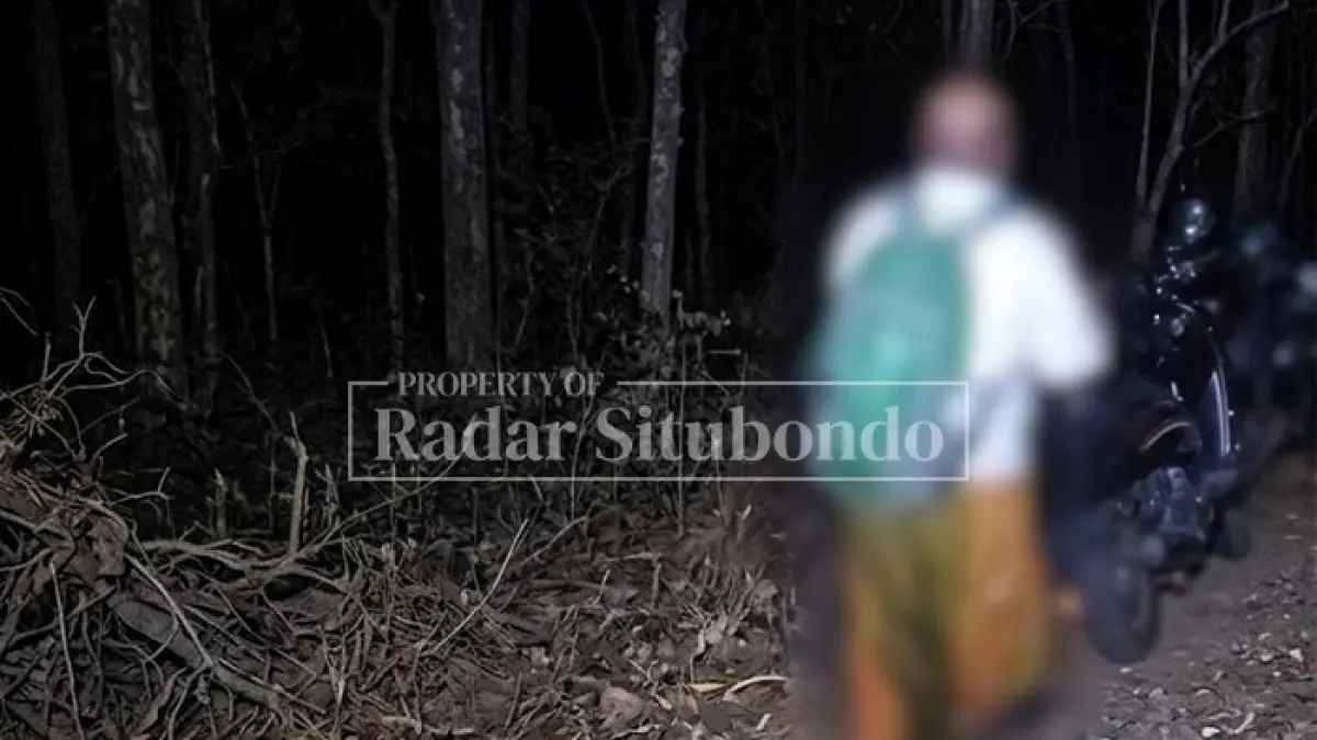 TERCIDUK: MF, 50, warga Dusun Krajan, Desa Bajulmati, Kecamatan Wongsorejo, Kabupaten Banyuwangi dikejar petugas Taman Baluran, Kamis lalu (3/9). (HUMAIDI/JPRS)
