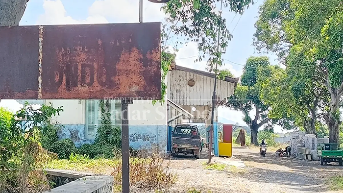 AKAN DIREAKTIVASI: Bekas gedung Stasiun Kereta Api yang sudah tidak terawat di Desa Sumberkolak, Kecamatan Panarukan, Situbondo, Minggu (6/9). (Ahmad Rifa