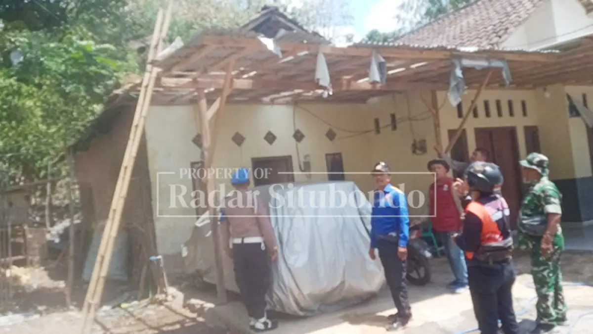 KORBAN BENCANA: Anggota TNI dan Polri, bersama anggota BPBD Situbond meninjau rumah terdampak angin kencang, di Dusun Krajan, Desa Campoan, Kecamatan Mlandingan, Minggu (6/9). (HUMAIDI/JPRS)
