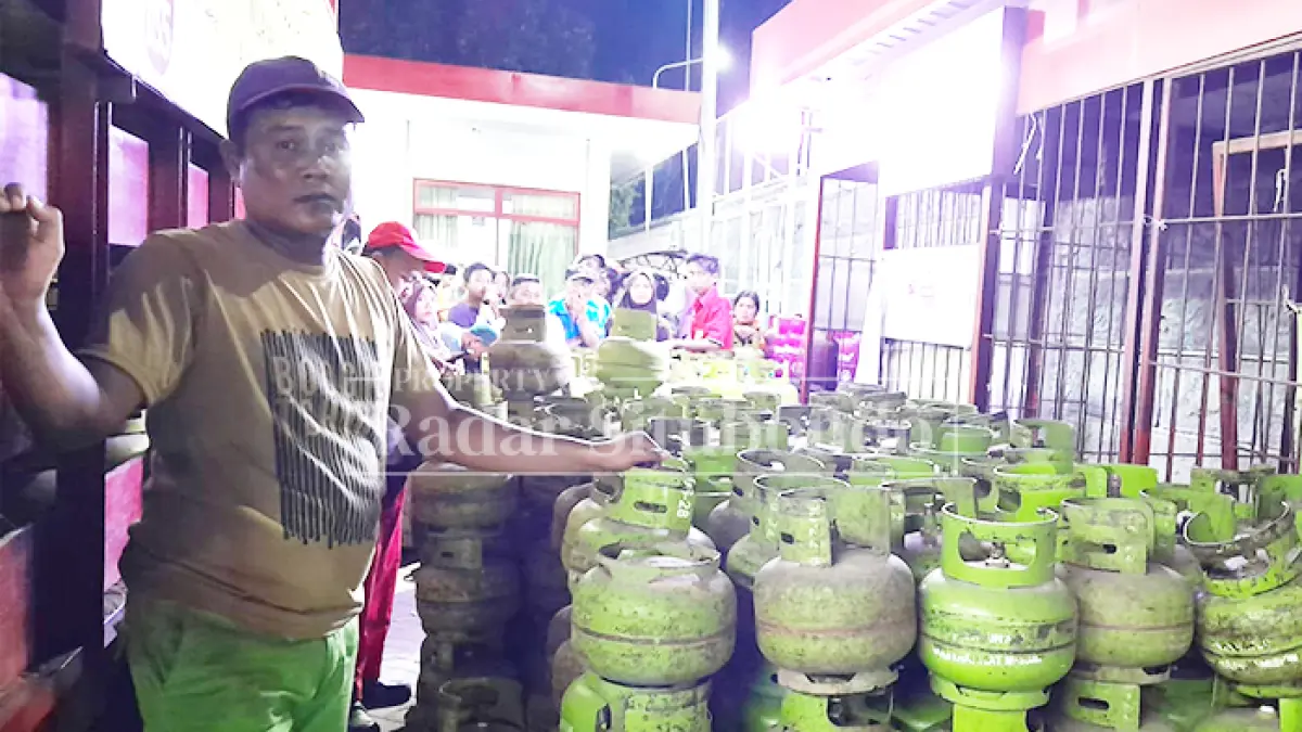 MASIH SULIT: Seorang pedagang mengangkut tabung kosong LPG 3 kilogram di Desa Selomukti, Kecamatan Mlandingan, Kamis (3/9). (Ahmad Rifa
