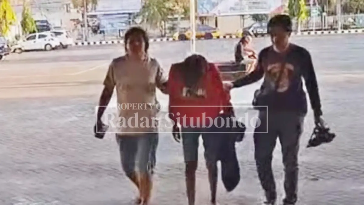 TAK BERKUTIK: MA, 23, warga Kabupaten Situbondo digrlandang ke sel Mapolres Situbondo. (HUMAIDI/JPRS)