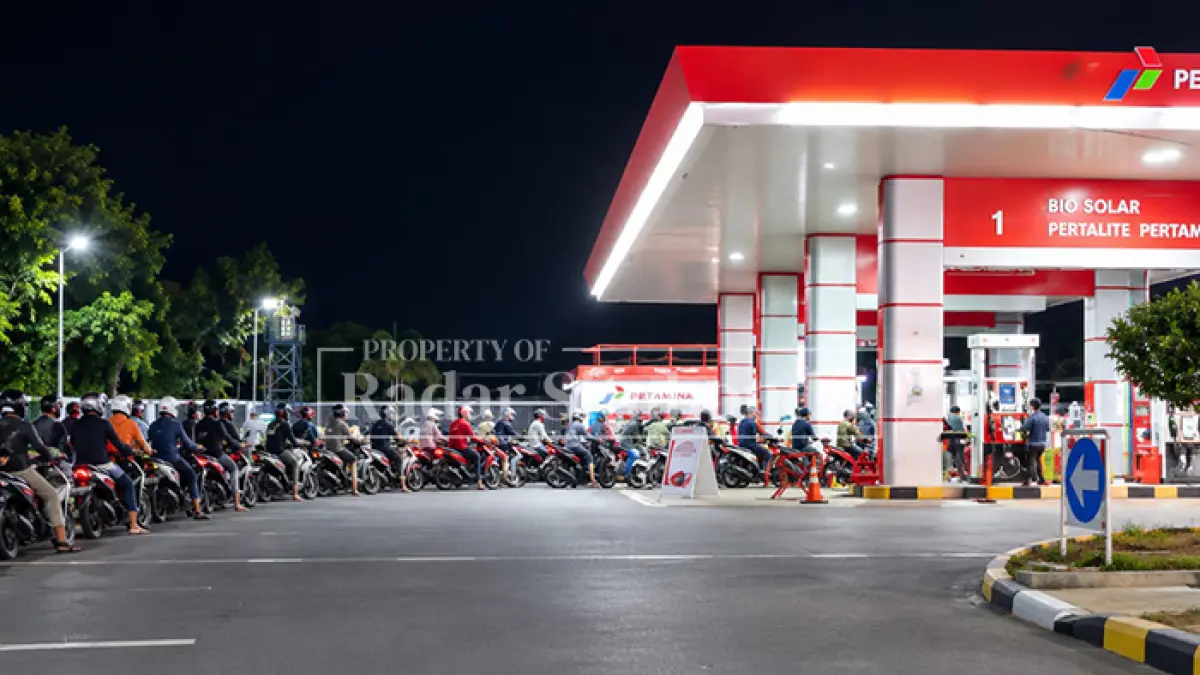 ANTREAN PANJANG: Sejumlah pengendara mengantre di Stasiun Pengisian Bahan Bakar Umum (SPBU) Jalan PB Sudirman, Karangasem, Patokan, Kecamatan Situbondo, Senin (7/9). (Ahmad Rifa