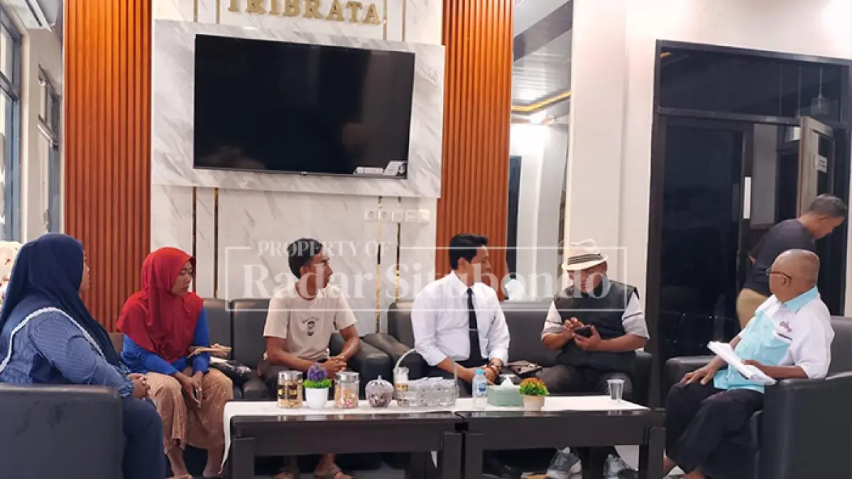 CARI KEADILAN: Sri Wahyuni, 34, warga Desa Selomukti, Kecamatan Mlandingan, melapor ke Mapolres Situbondo, Senin (7/9). (HUMAIDI/JPRS)
